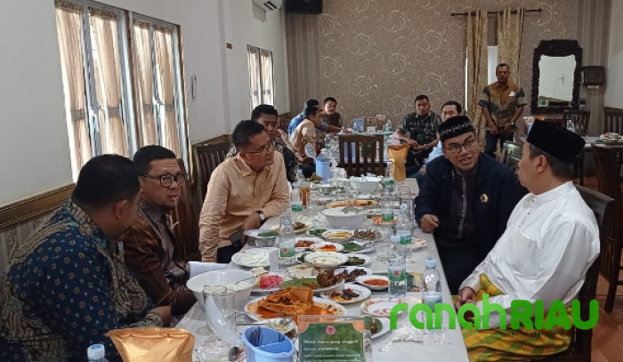 Serahkan langsung berkas didepan Gubri, FMPPM berharap pencabutan izin PT TUM tidak berlama-lama