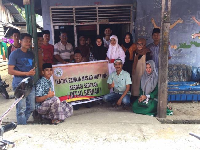 Remaja Masjid Muttaqin Berbagi sedekah
