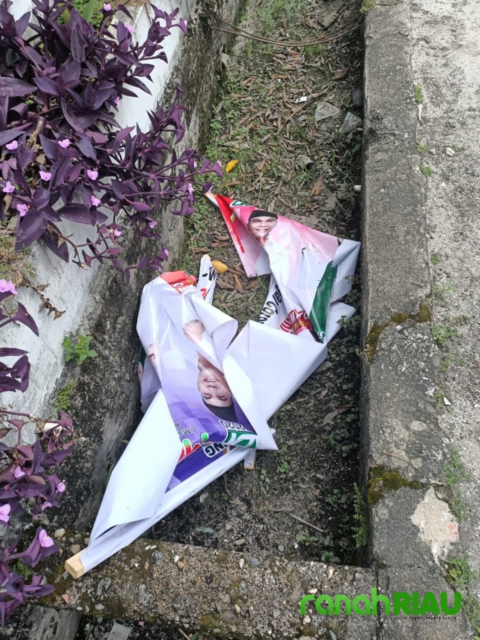 Puluhan Baleho dan Banner KDI Dirobek dan Dibuang oleh OTK