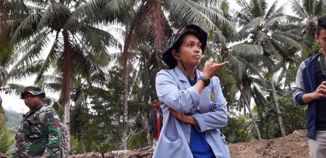 Sosok Wanita Tangguh Dalam Program TMMD ke-104 di Desa Rusoh