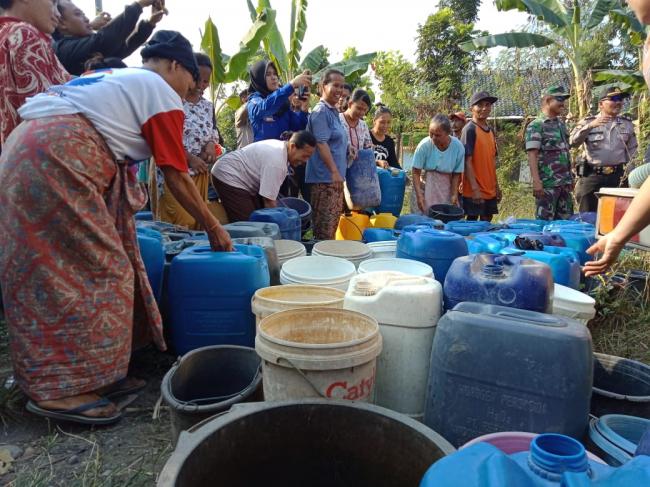 Pembagian Air Bersih, Warga Jatimulya Bawa Wadah