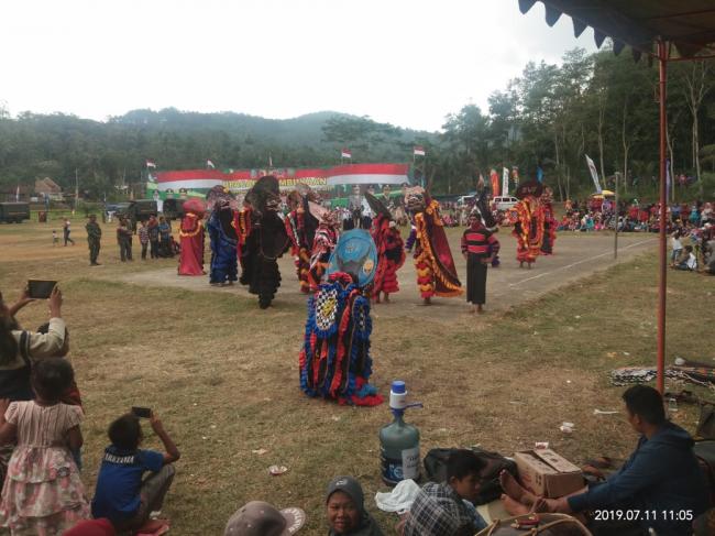 Warga Antusias Lihat Pertunjukan Rampak Barong Pada Pembukaan TMMD Trenggalek