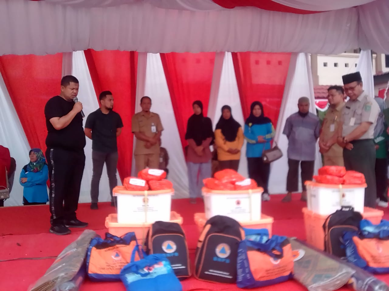 Camat Mandau Salurkan Bantuan Bupati Bengkalis Untuk Korban Kebakaran