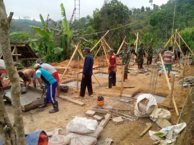 Warga Ikut Gotongroyong RTLH