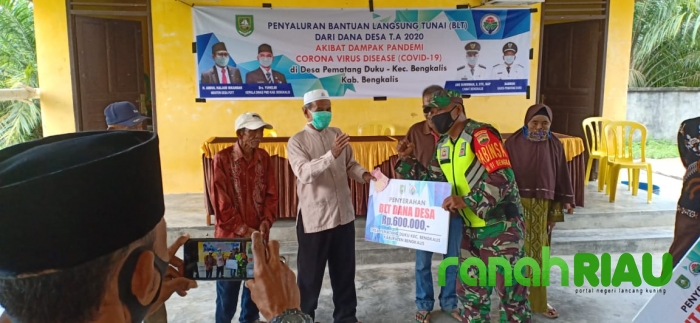 Babinsa Koramil 01 Bengkalis Dampingi Pembagian BLT di Desa Pematang Duku