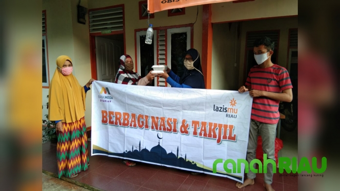 Nasyiatul Aisyiyah Tenayan Raya Bagi Paket Berbuka Untuk Kaum Dhuafa Terdampak Covid-19
