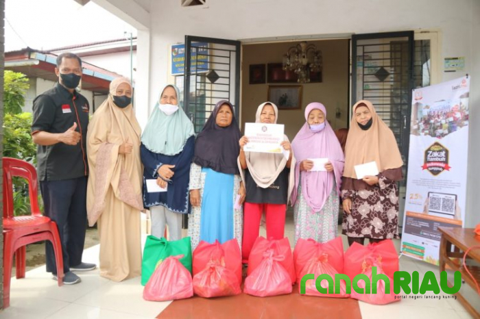 Berbagi kebahagiaan Lazismu Pekanbaru bersama warga Dhuafa di Kelurahan Pulau Karomah 