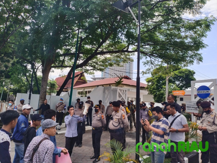 Diduga punya segudang masalah, Aspemari geruduk Menara Bank Riau Kepri