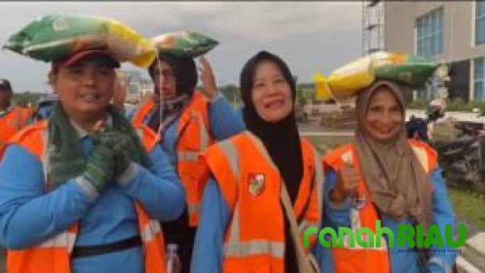 Pasukan Kuning full Senyum, Pemko Pekanbaru beri Apresiasi berupa paket Sembako Gratis