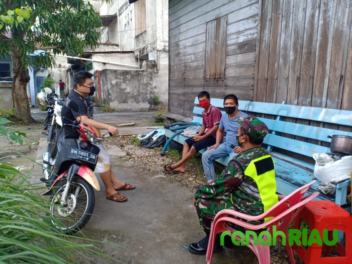 Babinsa Serda Wagianto Sosialisasi PSBB di Desa Teluk Pambang