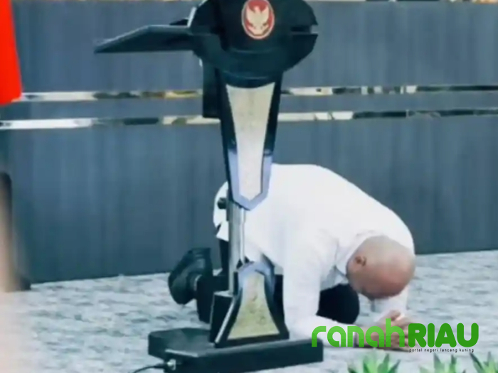 Viral! Bupati Nias Utara Sujud di Forum Kemendes, Minta Perhatian untuk Daerah Tertinggal