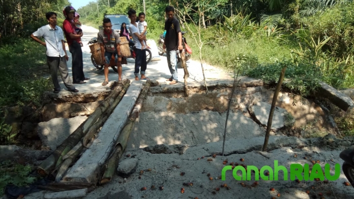 Jembatan Penghubung Antar 2 Desa di Bengkalis Ambruk