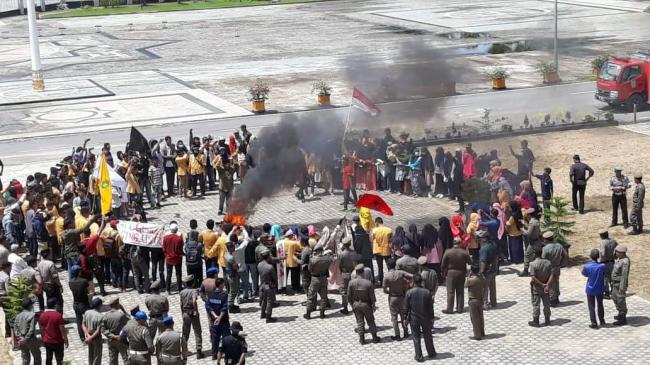 Api Unggun Idealisme Mahasiswa Inhil: Kami Perlu Kejelasan Harga Kelapa..!!! 