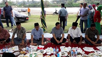 Bupati Kuansing Janjikan Pengaspalan Jalan Di Desa Pebaun Hilir