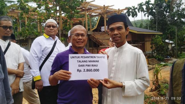 PWI Riau serahkan Bantuan untuk Pondok Tahfiz Talang Mamak