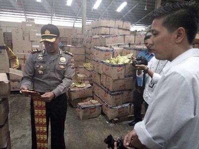 Petugas gabungan sidak Indomarco Pekanbaru,temukan barang expired ditempat terpisah