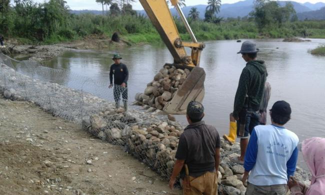 Satgas TMMD 104 Perbaiki Saluran Air yang Bocor