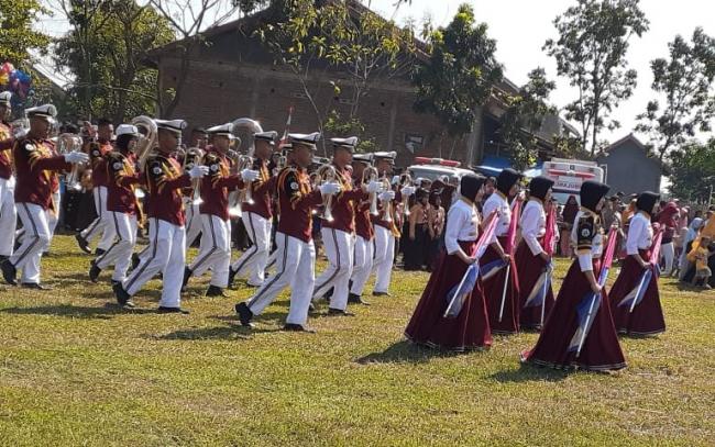  Ini Meriahnya Penampilan Marching Band Saat Upacara TMMD