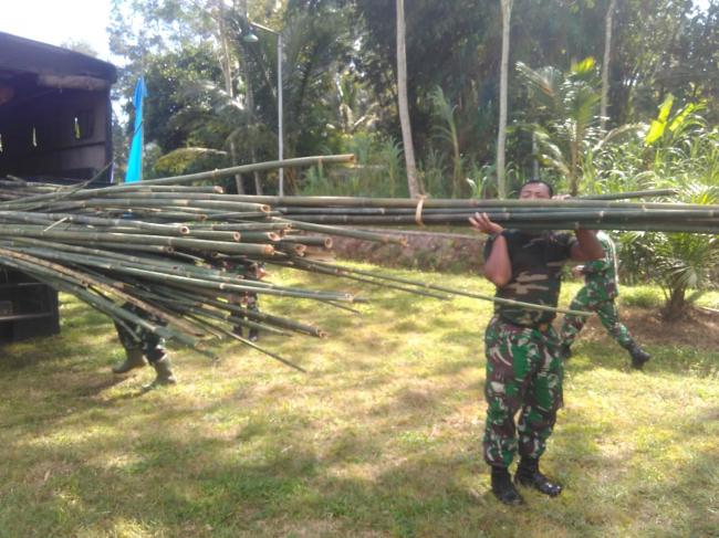 Babinsa Angkat Bambu Untuk Bendera 