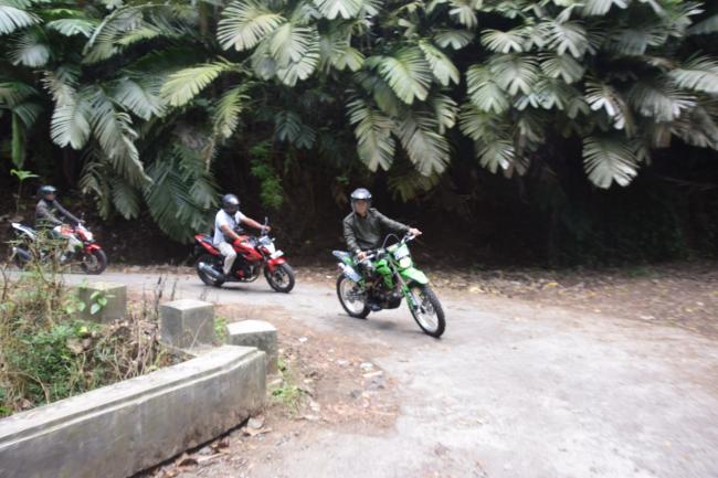 Jalan Licin, Dandim Trenggalek Pakai Trail Ke Lokasi TMMD