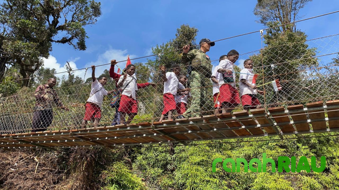 Negara Hadir di Ujung Timur: Pangkogabwilhan III resmikan Jembatan Gantung Kampung Dal di Nduga