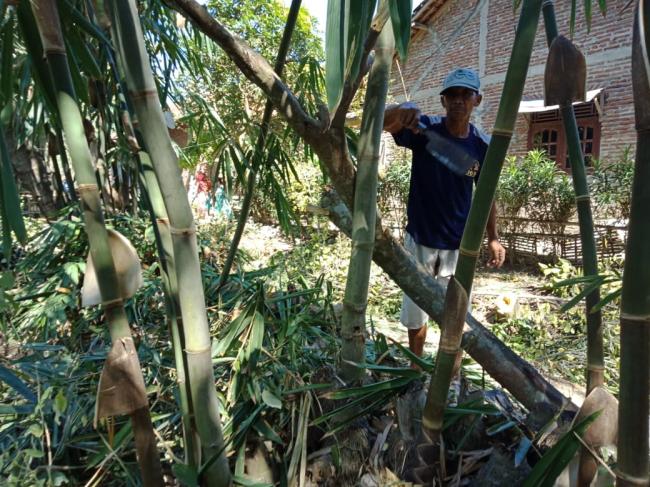 Ayunkan Golok, Zulfikar Bantu Emaknya