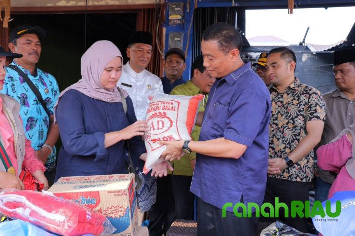 Sambangi Korban Kebakaran di Cendrawasih, Wawako Pekanbaru berikan bantuan Sembako