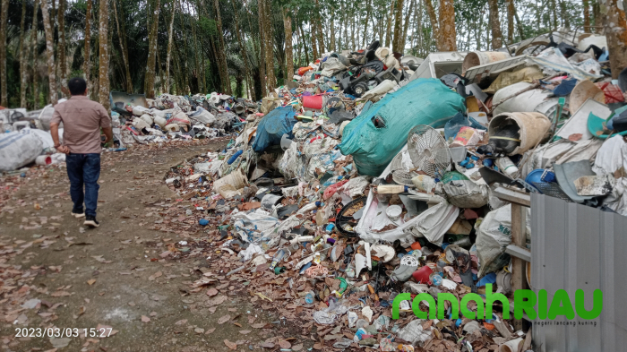 Kesehatan Warga Terancam Akibat Gudang Barang Bekas di Desa Sitorajo Kari