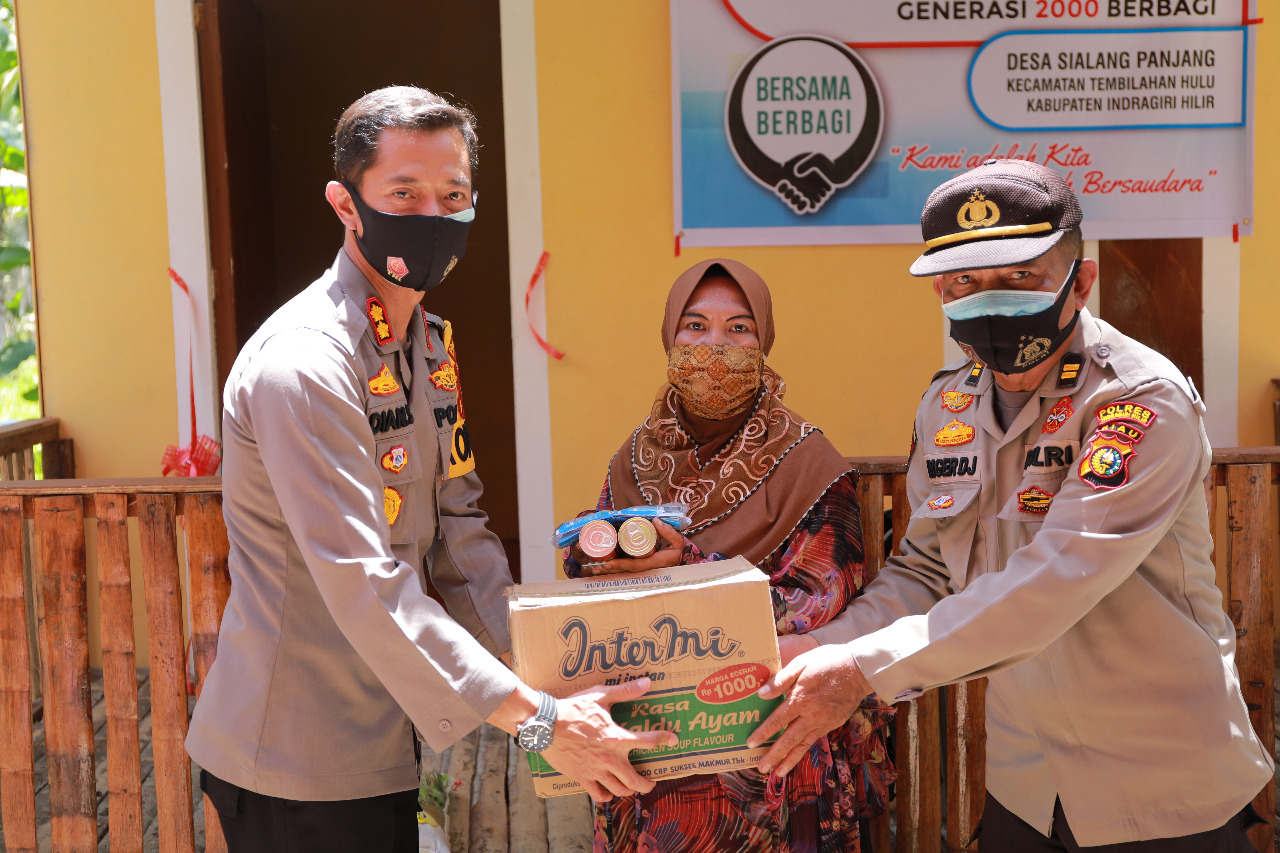 Kapolres Inhil Serahkan Kunci Rumah Milik Nurhayati yang Baru Dibedah