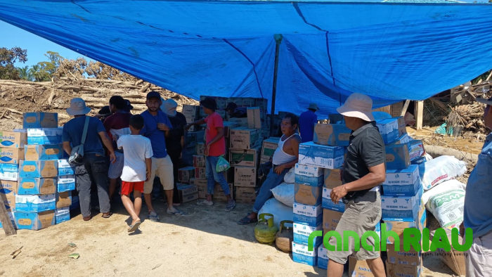 Yonif 123/Rajawali Serahkan Bantuan Logistik di Posko Bantuan Banjir Bandang Desa Garoga