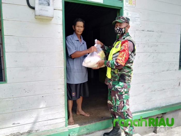 Dampak COVID-19, Babinsa Koramil 01 Bengkalis Bagi Sembako Door to Door