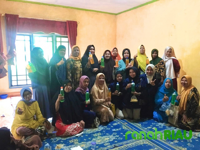 Dorong pemberdayaan PKK Desa Kebun Durian, KKN Mahasiswa UMRI gelar pelatihan pembuatan Sabun