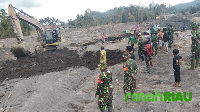 Tim Gabungan TNI Evakuasi Puing Rumah Warga yang tertimbun Material vulkanik Semeru