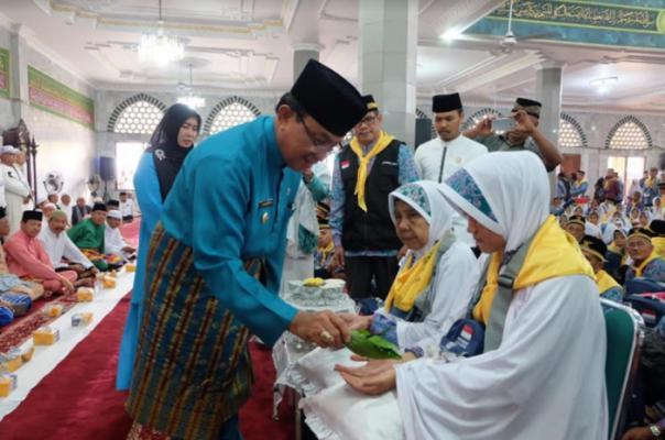 Bupati Wardan Lepas Keberangkatan JCH Kloter 3