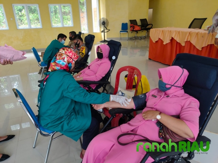 Polsek Ukui dan Bhayangkari Ranting Ukui ikut aksi donor Darah di Aula Kantor Camat