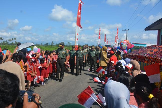 Pang Divif 2 Kostrad Disambut Siswa SDN 02 Gunungmalang  , Penutupan TMMD Ke 104 Kodim 0824/ Jember