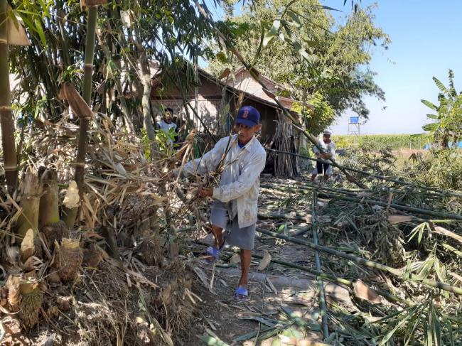 Warga Bikin Tiang Lampu Dari Bambu