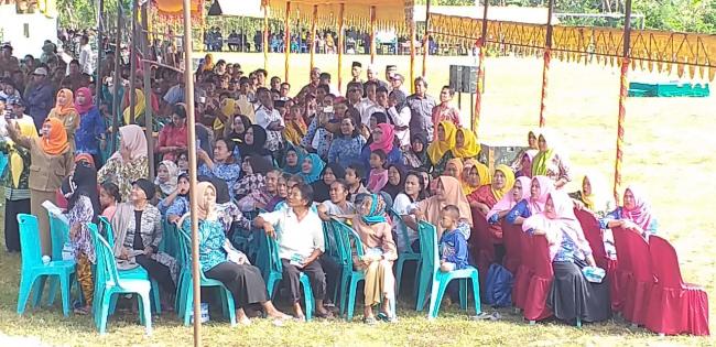  Masyarakat penuhi Tenda TNI ,di Acara TMMD 