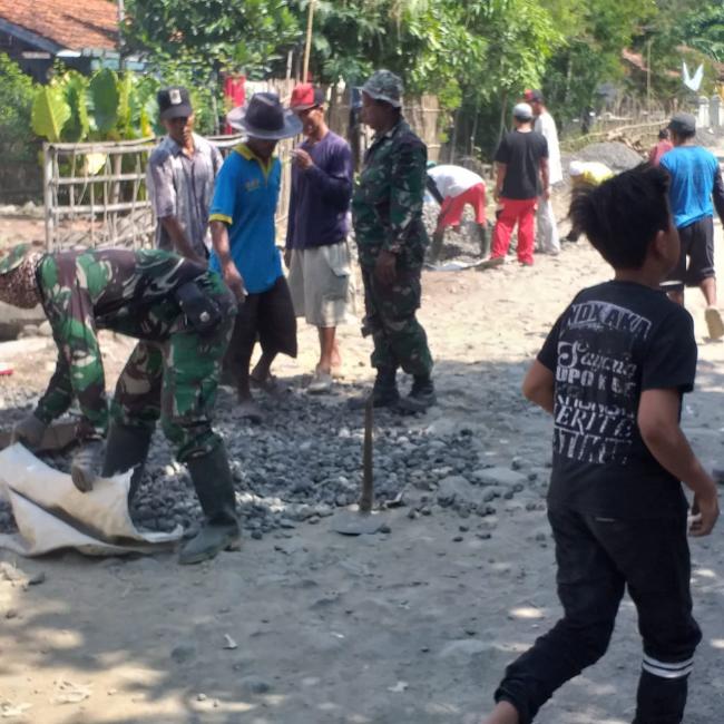 Warga Berjibaku Ratakan Material Jalan Makadam