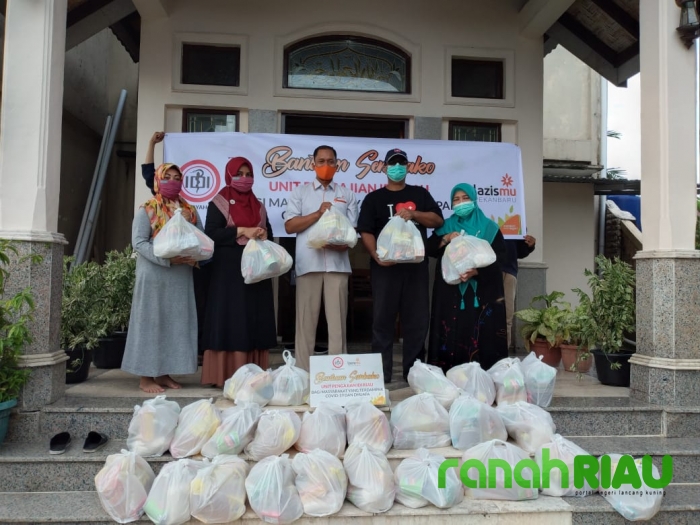 Gandeng Lazismu Pekanbaru, IDI Riau sebarkan 300 paket sembako