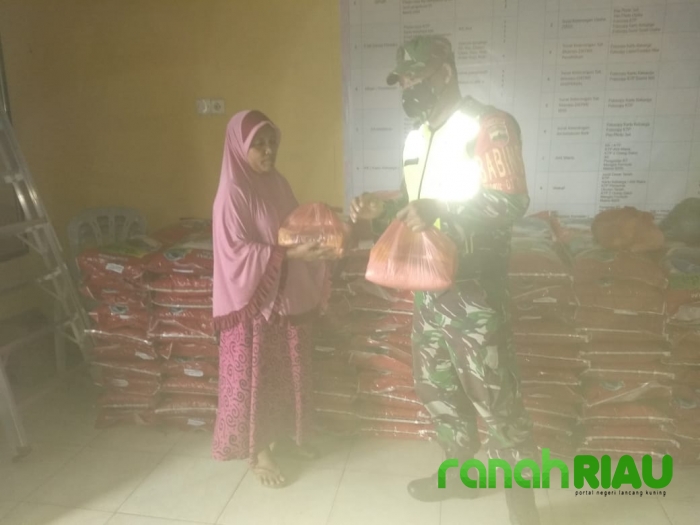 Babinsa Koramil 01 Bengkalis Dampingi Pembagian Sembako Untuk Warga