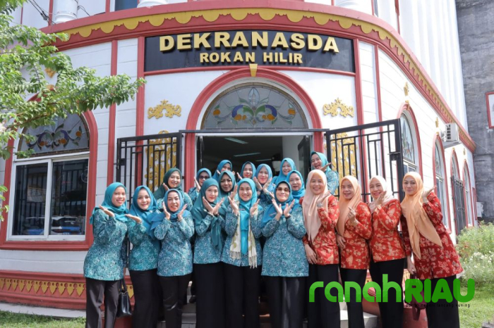 Rangkaian Kunjungan TP PKK Riau di Rokan Hilir, Henny Wahid kunjungi stand Kerajinan tangan