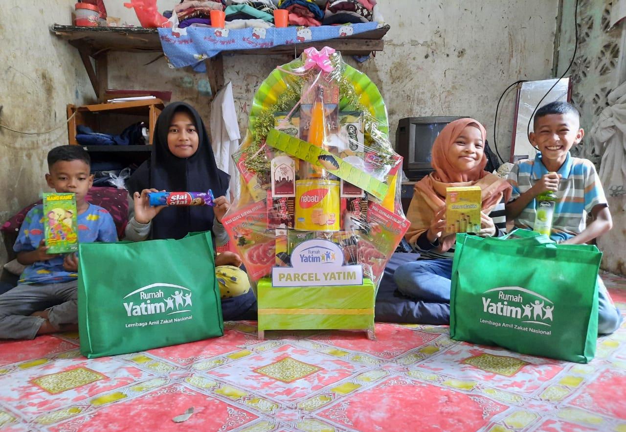 Berbagi Lebaran, Rumah Yatim Berikan Parcel Untuk 4 Anak Yatim Bersaudara di Pekanbaru
