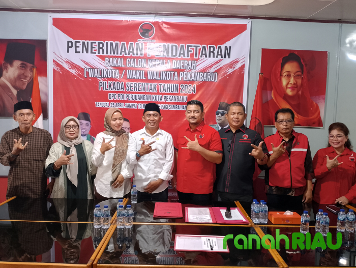 Orangtua dan Istri dampingi Kharisman Risanda antarkan berkas Pendaftaran ke DPC PDIP Pekanbaru 