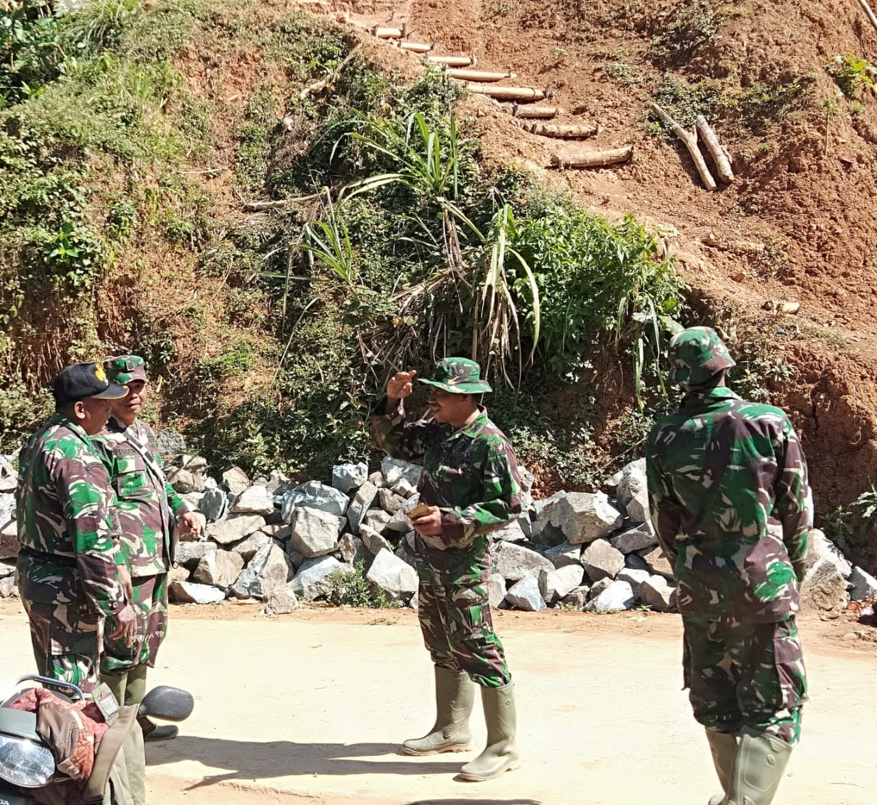 . Bangun Sinergitas antara Warga dan Satgas TMMD