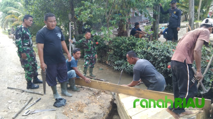Peduli Terhadap Kebersihan Lingkungan dan Masyarakat, Koramil 09/SGG Lakukan Goro bersama