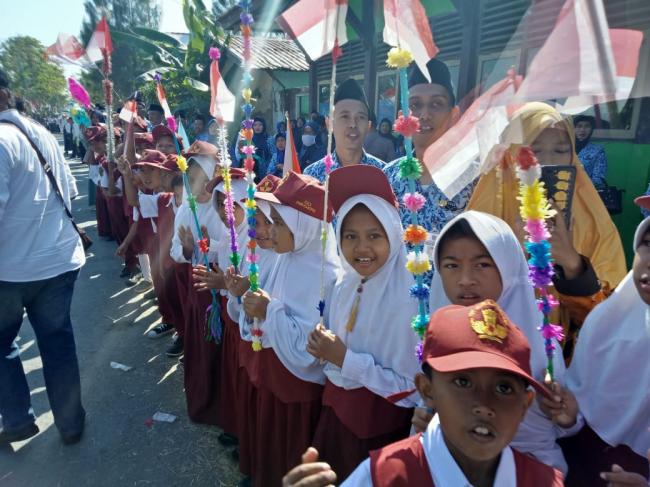  Ratusan Anak Sekolah Sambut Rombongan Wabup Tegal