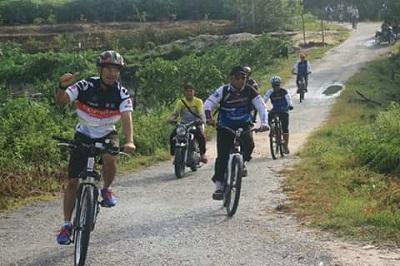 Komunitas BSCC Jelajahi Keindahan Air Terjun Lubuk Nginio