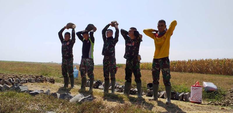 Batu Makadam Jadi Sarana Penguatan Otot Satgas TMMD Tegal
