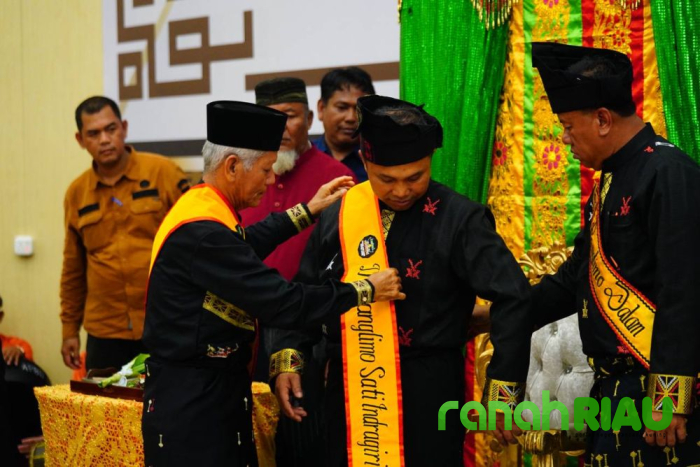 Komitmen Melestarikan budaya dan Lingkungan, Gubri dapat Gelar Kehormatan dari LAN Kuansing